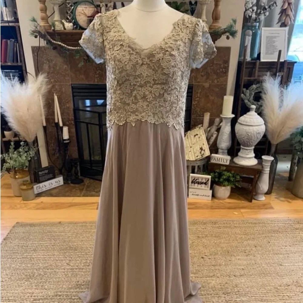 Corset Back Lace Appliques and Chiffon Mother of The Bride Dress Size 12 NWOT - Picture 1 of 5
